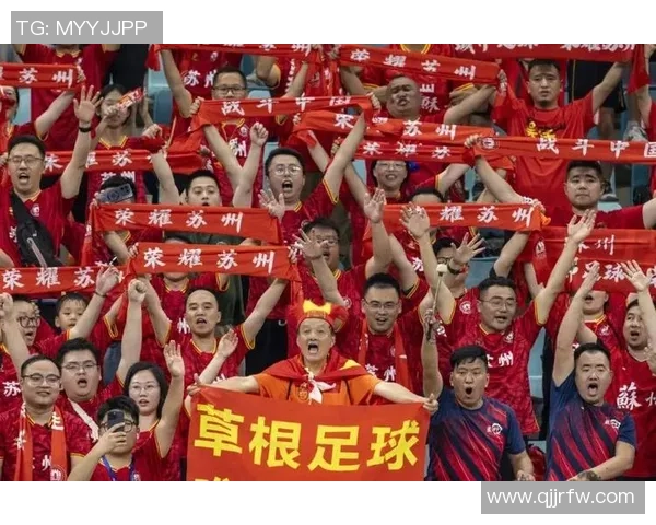 足球明星亲自送签名足球给球迷感动瞬间引发热烈反响 足球明星亲自送签名足球给球迷感动瞬间引发热烈反响